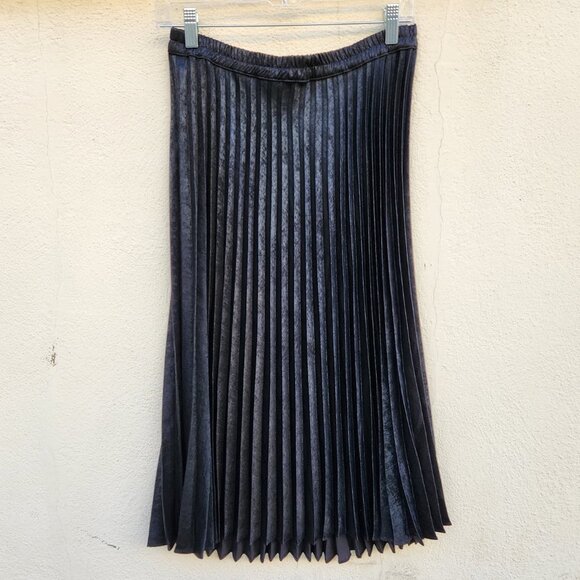 XiRena Black Pleated Sienna Skirt - Picture 2 of 5